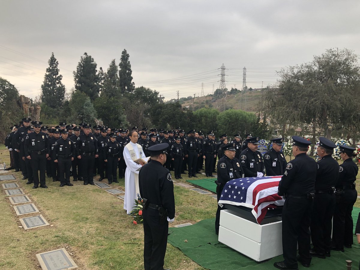LASchoolPolice's tweet image. Today we laid Officer Art Solis to rest and honored Art for his 24 years of service with LA School PD. Art will be greatly missed by the #LASPD and #LAUSD family. Our deepest condolences to the Solis family. TY @LAPDHQ @LAAirportPD for assisting the LASPD family. 
#LASPDstrong