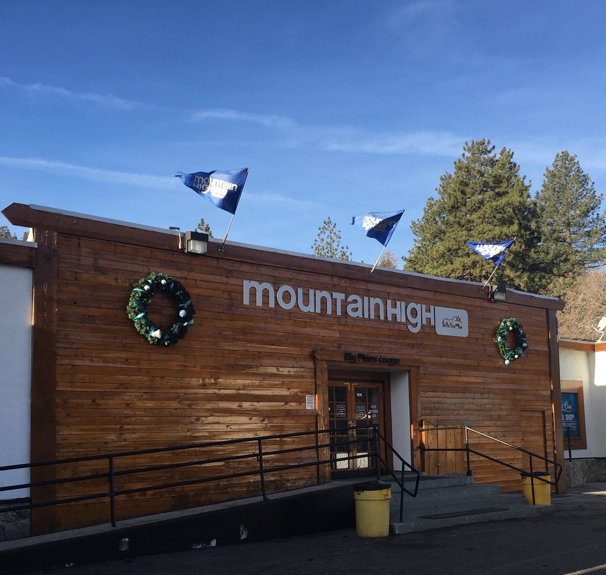 PatrickJPierce's tweet photo. So many great people to thank for an incredible 2018 @mthigh Media Day today!!! TYโs will be posted soon for those that helped make it all happen. It was a fun day with an awesome team. #teamwork ๐โทโ๏ธ๐ #mthigh #mountainmemories #Yeti #HaveYouSeenHim #yetifaces https://t.co/JbmQhxcFw2