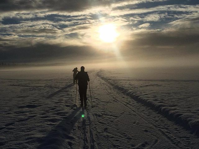PositiveChang13's tweet photo. Morning cross country ski on a frozen lake. Finally some sunlight on our face! #lifeincanada #pvtistes #bc https://t.co/7fHXQ6LplS https://t.co/gdkISyAGOW