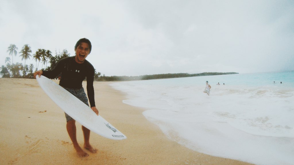 pattyydee's tweet photo. Get you a boy who chases waves, not girls 🌊💘😍 https://t.co/1k7dnfd5Kh