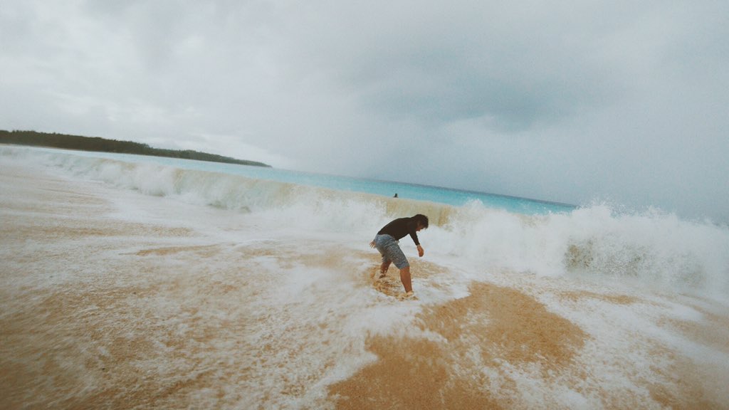 pattyydee's tweet photo. Get you a boy who chases waves, not girls 🌊💘😍 https://t.co/1k7dnfd5Kh