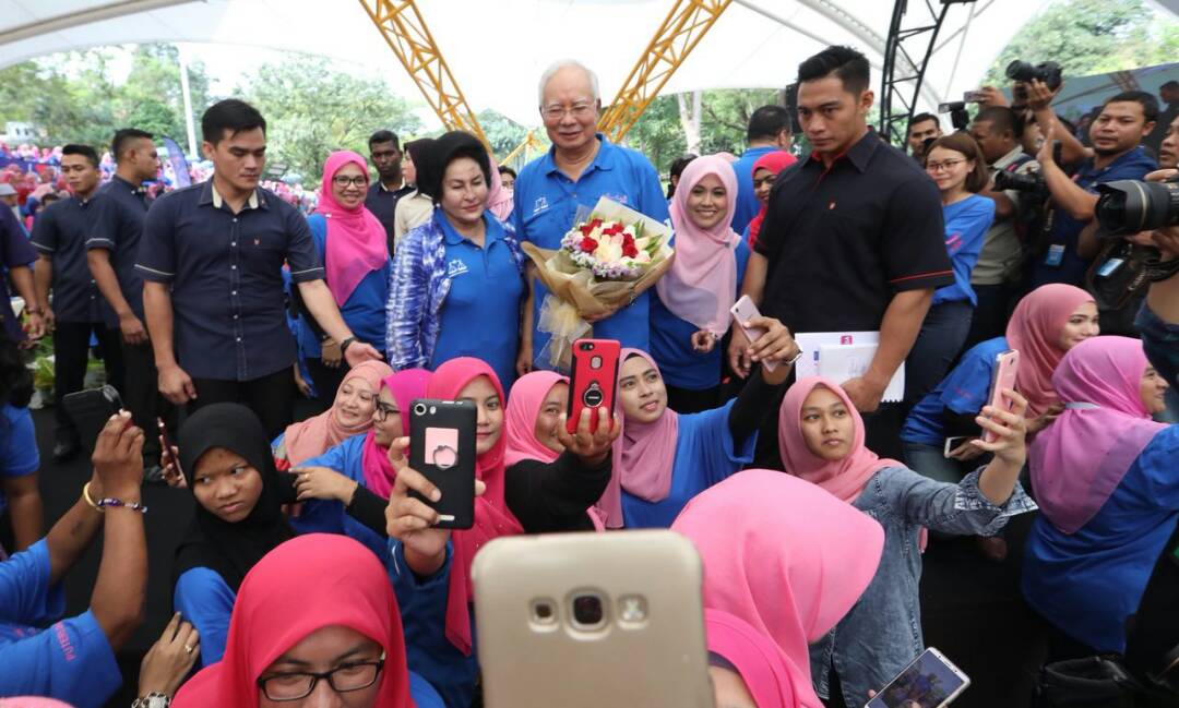 NajibRazak's tweet photo. Pastikan janji dan ikrar dalam hati sanubari setiap sahabat Puteri @barisanasional Azalea 2018 yang berhimpun, bekerja bersungguh-sungguh untuk BN menang besar dalam PRU-14! https://t.co/8koPMpPE8d