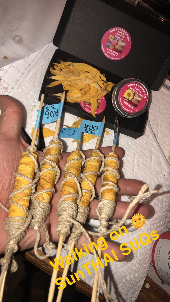 iamDependablez's tweet photo. Walking on SunTHAI StiQs 3.5 Gs FLOWER 1 G OIL 1 G KIEF #WalkingonSunThaiStiQ #cannagars #thaisticks #sunflowerpetals #MASSiveLove #dependablez #medical #rosepetalblunt #flowerpower#celebration #smellabration #organic #pesticidefree #hightimes @HIGH_TIMES_Mag https://t.co/5aNmOgYMg7