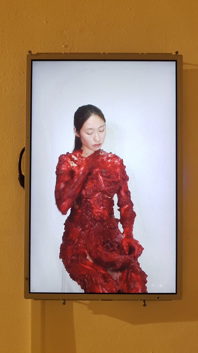 김나경은 ‘살갗’이라는 주제로 다양한 재료를 이용하여 다양한 매체의 작품을 제작함으로써 ‘개념과 매체 간 관계성의 확장’에 주목한다. 이 개념은 세계와 맞닿는 동시에 분리하는 표면, 즉 내부와 외부를 아우르며 존재하지만 실제로 인지할 수 없는 얇은 층을 의미한다.