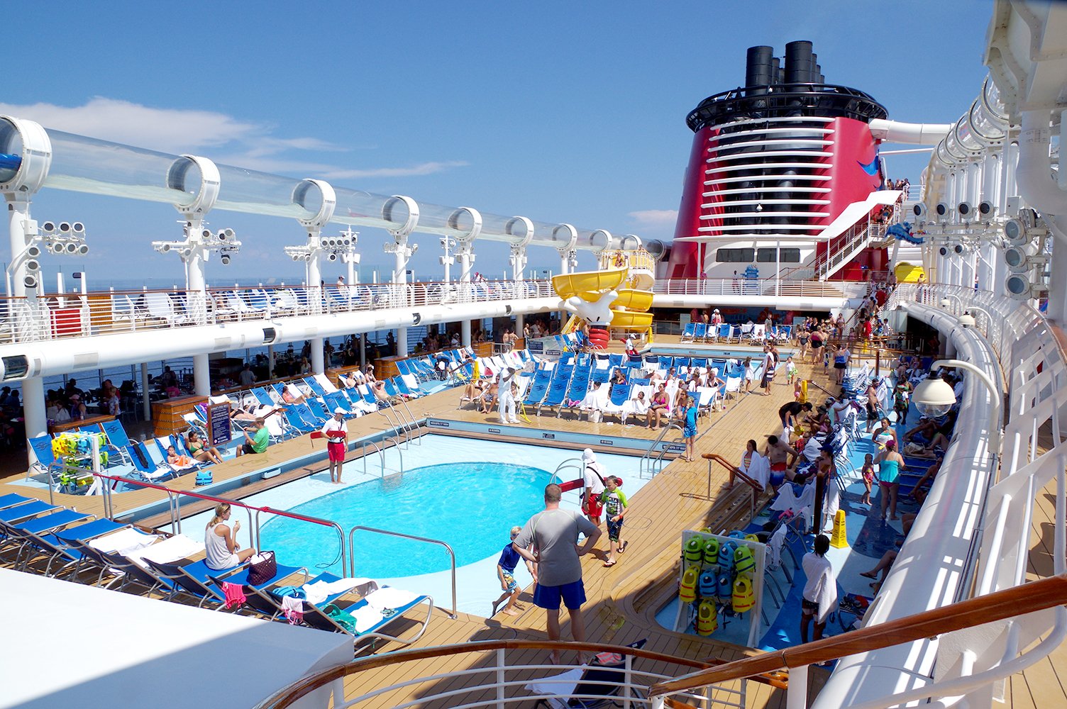 ヒロ ディズニー クルーズラインの海上日はプールも大にぎわいです プールには監視するキャストもしっかりいるし 定期的にプールからあがる時間もあるので 安心しておもいっきり遊ぶことが出来ますね Mndcl Dcl ハロウィンクルーズ ドリーム号