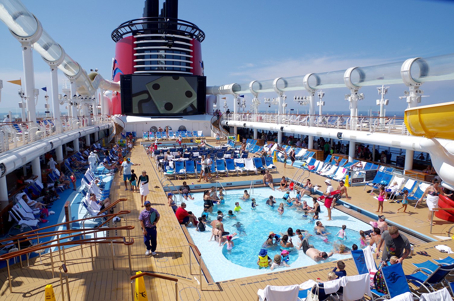 ヒロ ディズニー クルーズラインの海上日はプールも大にぎわいです プールには監視するキャストもしっかりいるし 定期的にプールからあがる時間もあるので 安心しておもいっきり遊ぶことが出来ますね Mndcl Dcl ハロウィンクルーズ ドリーム号