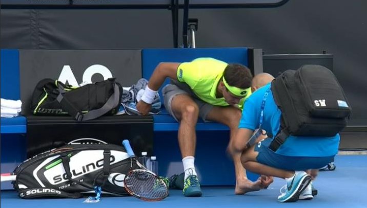 HablemosTenis's tweet photo. Se terminó el #AusOpen para Nicolás Kicker. 
Poco pudo hacer ante el húngaro #Fucsovics que lo venció con mucha claridad por 6/3, 6/3 y 6/2. De todos modos, es un gran torneo para el de Merlo, que suma mucho y crecerá no solo en el ránking ATP sino que económicamente. https://t.co/84dxfbripL