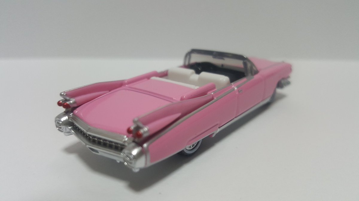 ヘンリエッタ A Twitter 1月新車トミカ キャデラック エルドラド ビアリッツ アメリカ繁栄の象徴 もっともフルサイズな車体と長大なテールフィンを備えたイカす車 映画 ピンクキャデラック の車と同型なのかな リアから流れるテールフィン造形にうっとりして眺め