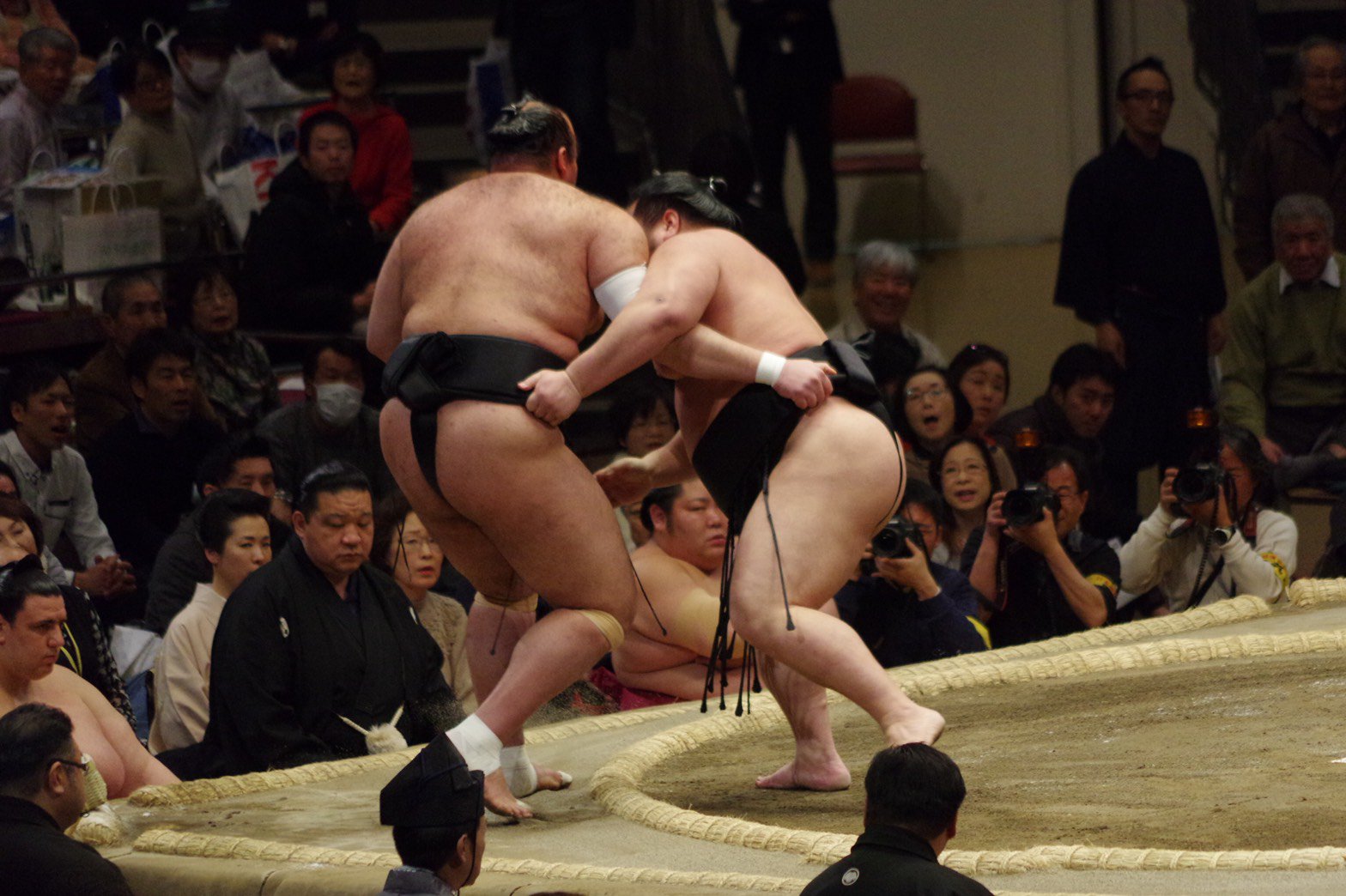 DT9w9TJU8AAQfLv.jpg:large