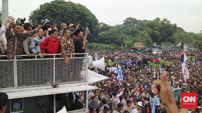 Sebuah kebijakan bila tidak disosialisasikan dan solusi akan berimplikasi kepada hilangnya pekerjaan rakyat bahkan rakyat menjadi tidak punya penghasilan #SaveNelayanCantrang <a href="/jokowi/">Joko Widodo</a> <a href="/partaisosmed/">Partai Sosial Media</a>