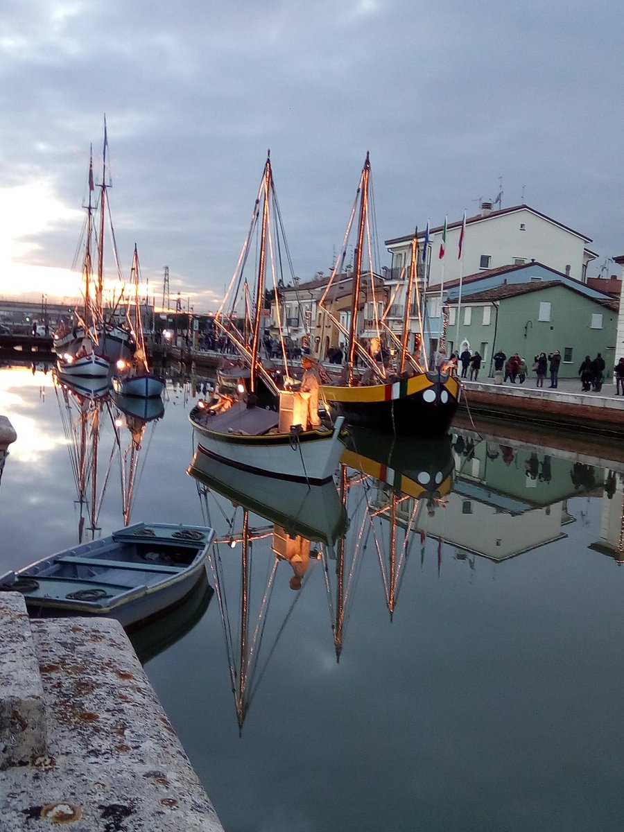 Specchi.
Buongiorno così.