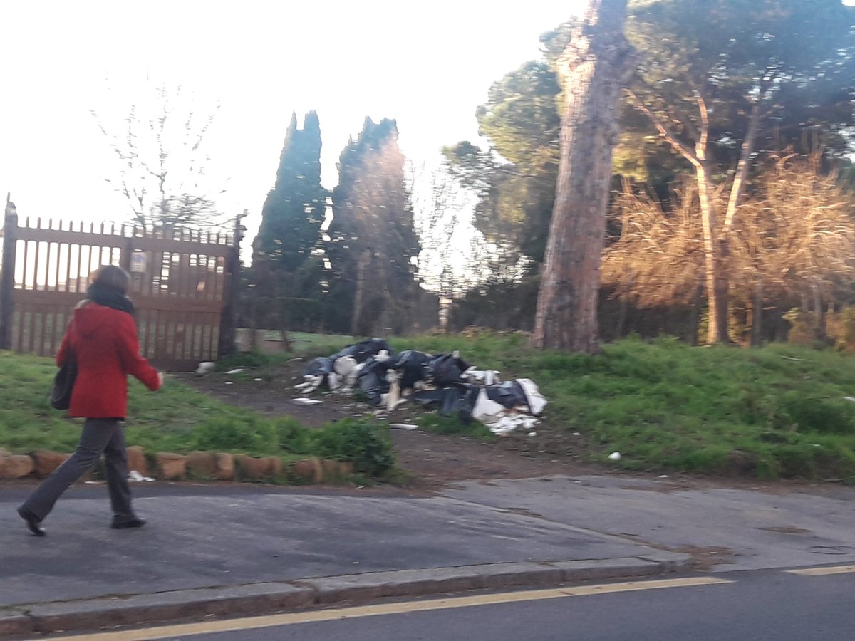 Via delle Mura Latine a due passi da Porta San Sebastiano: rifiuti speciali abbandonati foto 8 dicembre 2017 e 19 gennaio 2018