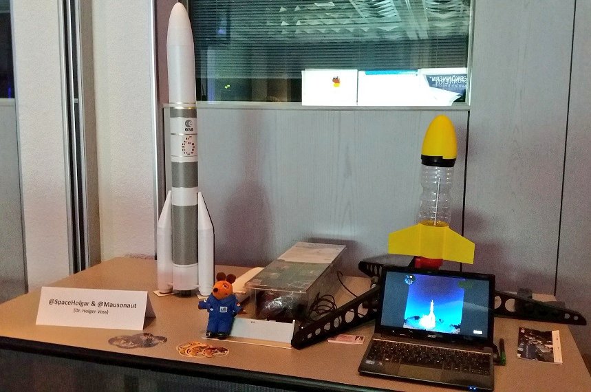 Mausonaut's tweet photo. ... ein ganz besonderer Höhepunkt 2017 war natürlich die Teilnahme bei der Preisverleihung des #juri-Schülerwettbewerbes des #BDLI im #ESOC in #Darmstadt! Cool war es mit den Kids durch das ESOC zu touren, und natürlich unsere #MiniESALaunchers vorzustellen! #MINT 🚀 #Mein2017 https://t.co/lf1tAGMrE6