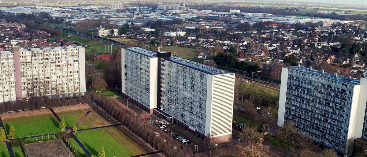 Trots dat we het jaar mochten afsluiten met dit innovatieve Herman-project in Sittard. Dak en gevel (met <a href="/zigzagsolar/">zigzagsolar</a>) benutten ten bate van zonnestroom voor huurders, daar worden we blij van! In 2018 gaan we hier vrolijk mee verder! Bekijk ons filmpje: youtube.com/watch?v=_bU2sX…