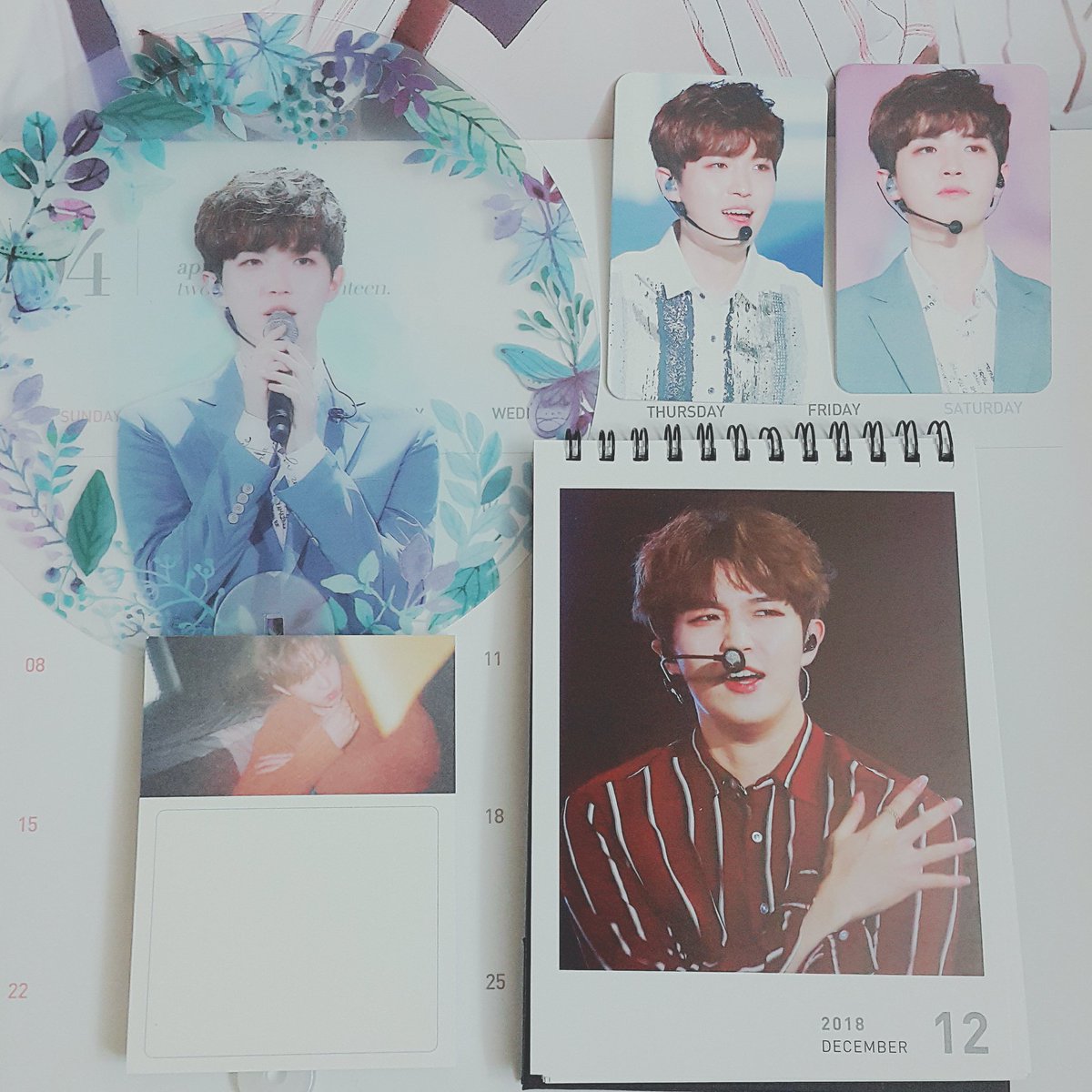 <a href="/Jattic0527/">김재환다락방🏚</a> 사진하나하나 대존예입니다ㅠㅠ다제가좋아하는사진들이에요!! 특전도넘이쁘고 특히 미니달력 너무귀엽습니다😂 감사해용❣