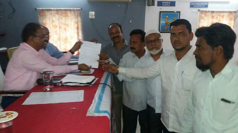 SyedMoinBhai's tweet photo. #PopularFront Of India Jagtial Unit &amp; Local Communities Leaders Submitted Memorandum to @Collector_JGTL regarding  #Mallapur #MasjidIssue No Justice after 11 Days
#PopularFront Jagtial President MD Shafi said @TelanganaCMO failed for Protecting #Masjids from #SanghPariwarGoons https://t.co/A0MueFKXg7