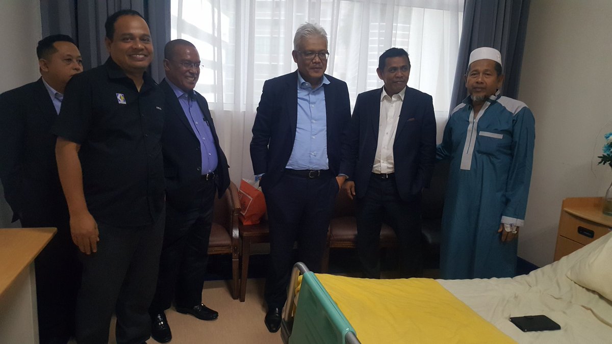 AmranLarut's tweet photo. Bersama YB Dato Seri Hamzah dan DatonHj Faizul melawat Tn Hj Azidin (Hj Din Bunga) d IJN KL @dhzhamzah https://t.co/bn87cXFFrw