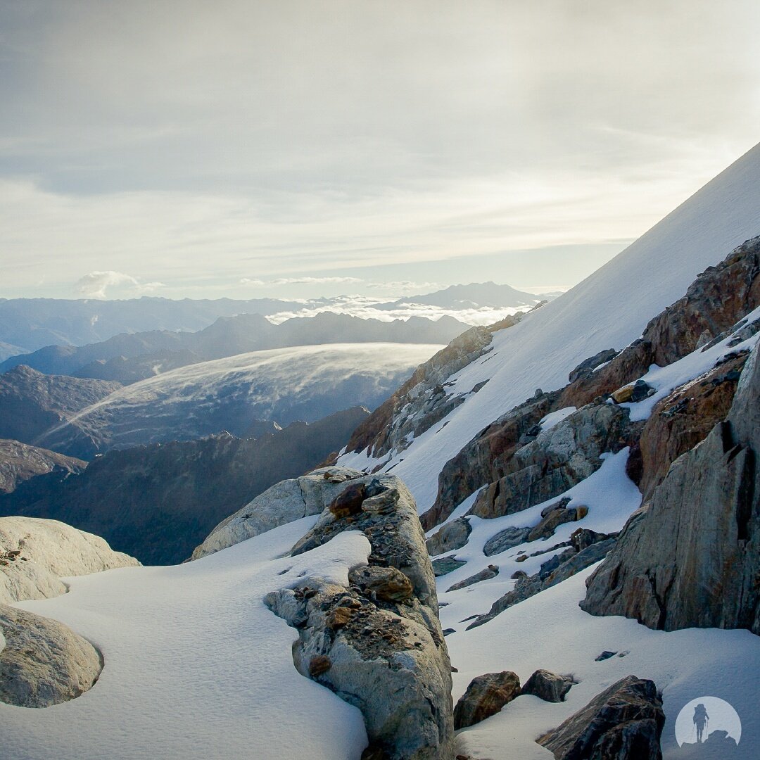 AyapainaTours's tweet photo. A más de los 4.500 msnm se encuentra el desierto nival andino, un mundo de piedra y hielo entre las cumbres de Venezuela.#SierraNevada https://t.co/i68vmXotkP