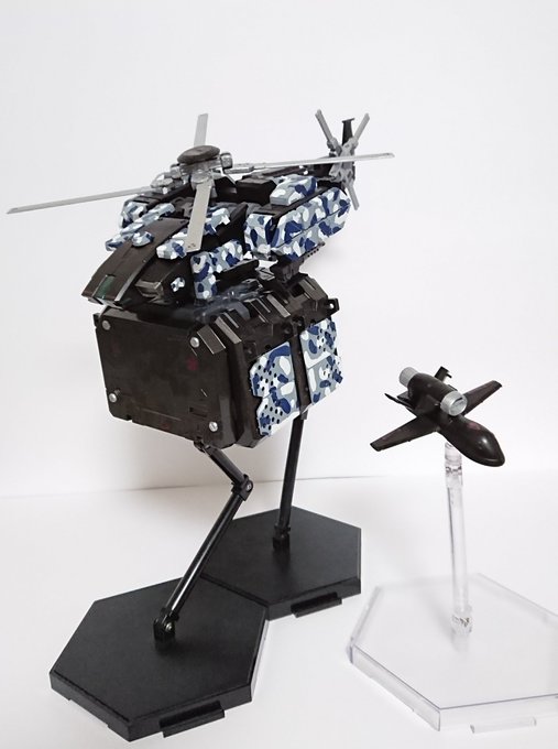 輸送ヘリ&メカニック 完成です!

大型輸送ヘリ、無人哨戒機、各種作業車、迷彩コンテナ、ライトの初セット作品になります!٩( 'ω' )و

#MSG 