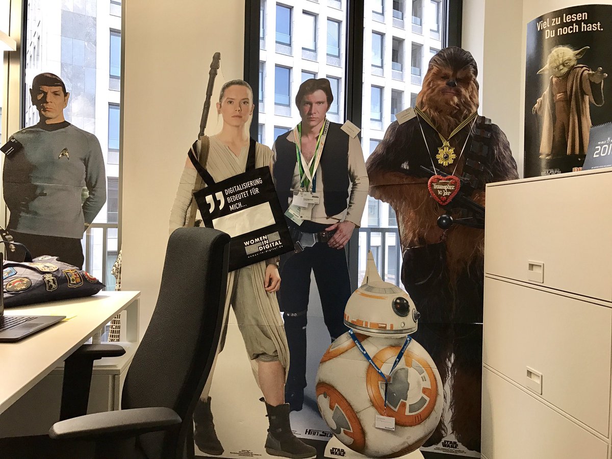 Neues Jahr, neue tolle Mitarbeiterinnen &amp; Mitarbeiter im Büro bei @Serviceplan 👍⭐️👏#dieletztenjedi #BB8 #Rey <a href="/StarWarsDE/">Star Wars DE</a> <a href="/Women_Digital/">Women in Digital</a> #LifeisGreat