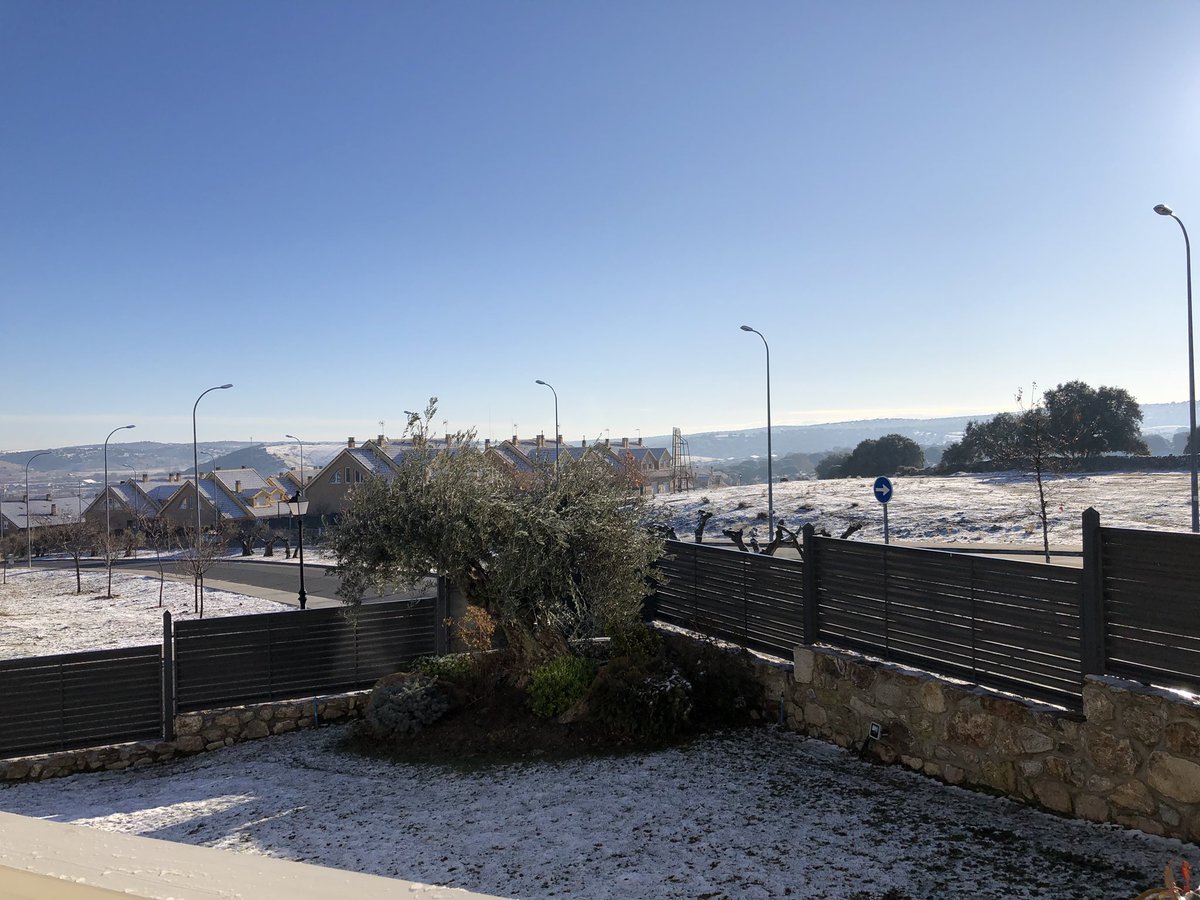 Preciosa imagen en #GuadalixDeLaSierra, todo nevado, y la sorpresa de llegar a nuestra oficina certificada #PassivHaus y ver qué estamos a -2ºC en el exterior y a 22,5ºC en el interior,  SIN CALEFACCIÓN!!!!  #BioPasiva #EficienciaEnergetica #nzeb #ECCN #salud #EmisionesCero #CO2