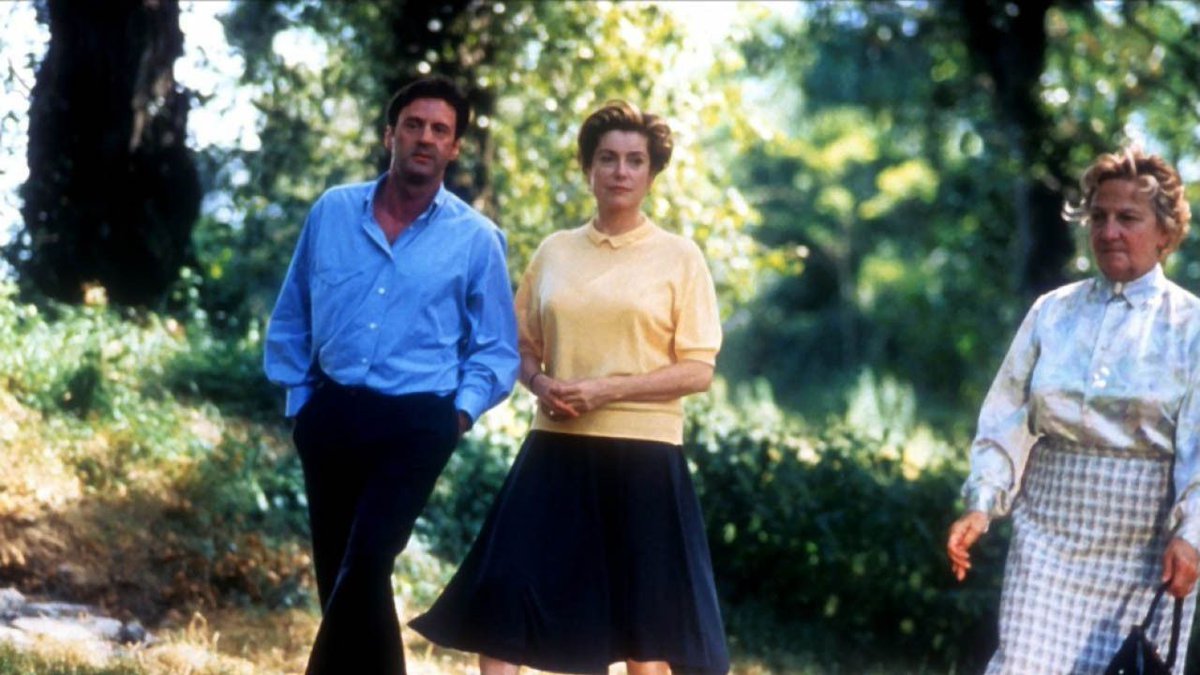 Critikat's tweet photo. [TV] Sur @ARTEfr ce soir à 20h50, la soirée spéciale Catherine Deneuve débute avec le très beau "Ma saison préférée" d'André Téchiné https://t.co/VgKc4ElTcG https://t.co/Rao3TQ8AbL