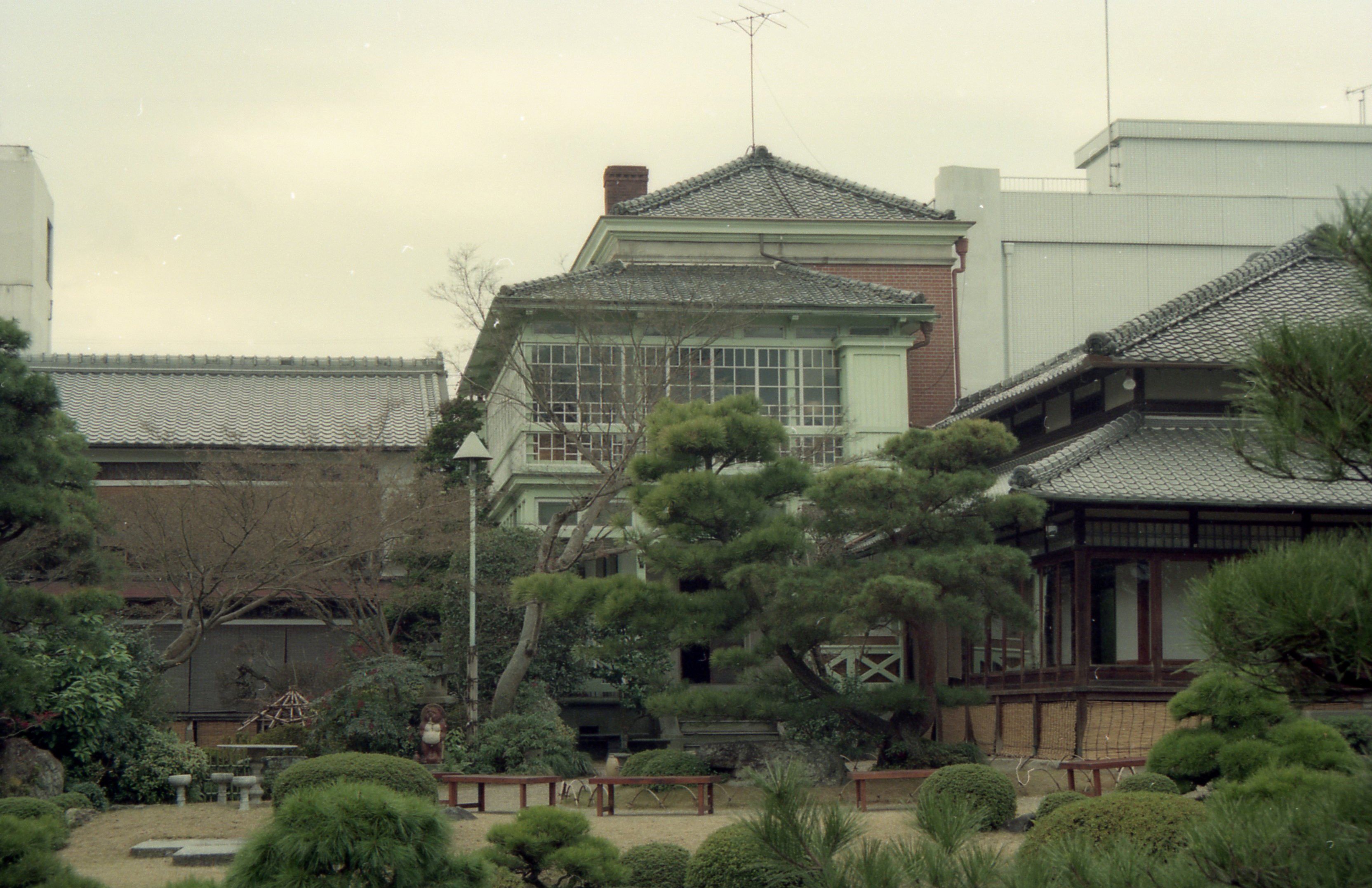 Besan 競馬場通いの御城提督 楽々荘洋館 旧田中源太郎邸 京都府亀岡市北町 明治31年 京都鉄道創業者で議員も務めた 田中源太郎の旧邸 庭園は七代目小川治兵衛の作庭 国登録有形文化財 写真は昔のものだけど頼めば見学できるかと 今年からがんこが運営