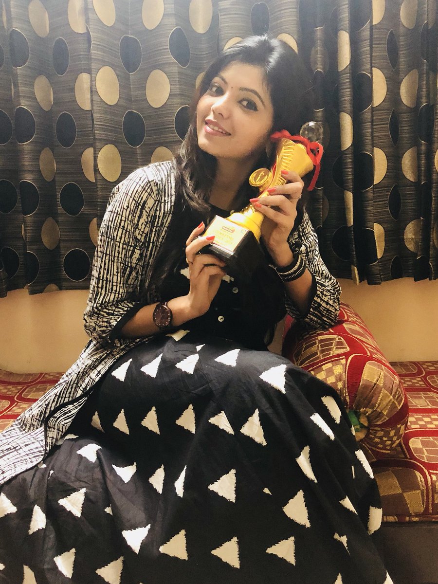 kollywoodtimes's tweet photo. #Kovai Ponnu #AthulyaRavi won the #PrideOfCoimbatore award from @radiocityindia   @AthulyaOfficial #Yemaali #SuttuPidikkaUtharavu https://t.co/e2X3hngNrr