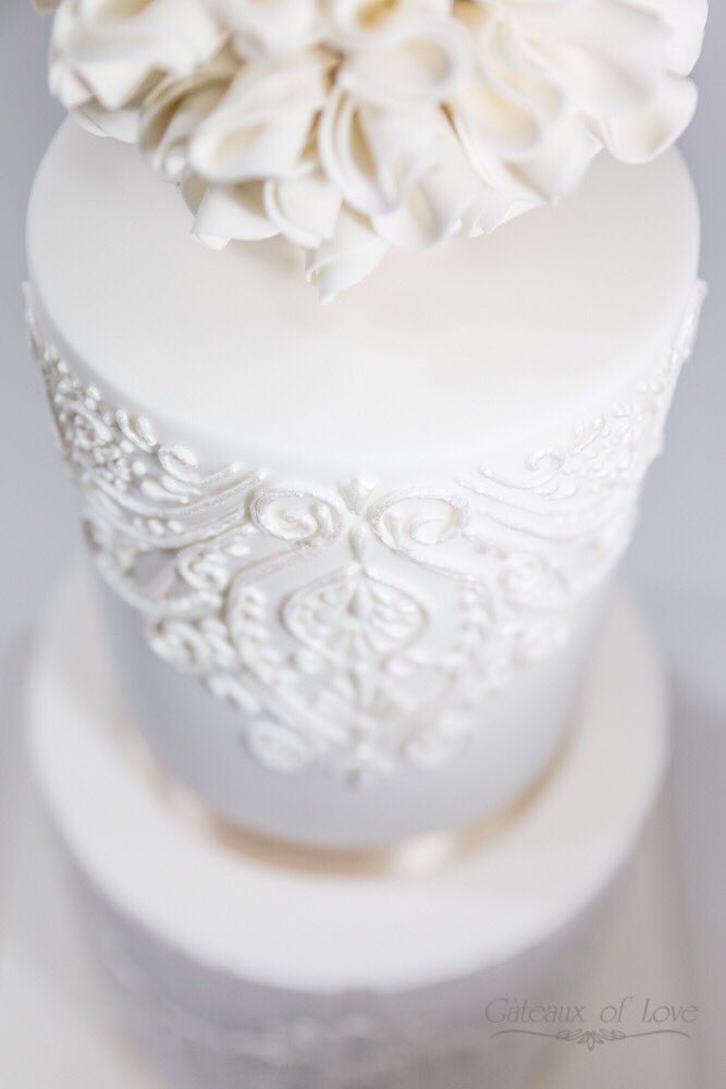 gateaux_of_love's tweet photo. Classic off-white wedding cake
#newlyweds #classic #offwhite #whiteonwhite #white #whitelicious #wedding #cake #weddingcake #stenciling #piping #royalicing #flowersugar #sugarflowers #handmade #customweddingcake #followme #gateauxoflove
https://t.co/KwyUzNacrv https://t.co/FXksl7dkco