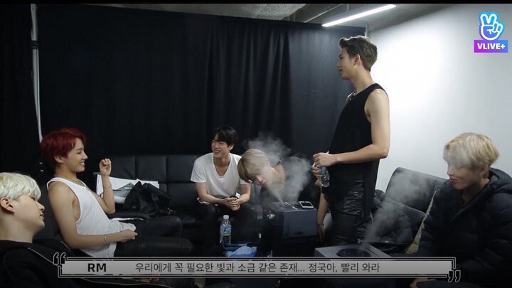 Bisha_bi74's tweet photo. What is happening there😂
#BTS #방탄소년단 #정국 #V #MicDrop #지민 #JIN #태태 #뷔 #RM #ARMYs #김남준 #namjoon #jk #JUNGKOOK #JHOPE #JIMIN #SUPERSTARBTS #진 #BTSLoveMyself #suga #ARMY_가온최친소 #민윤기 #김태형 #호석 #잘생겼진 #WingsTourFinal https://t.co/o9VVvVZXVd