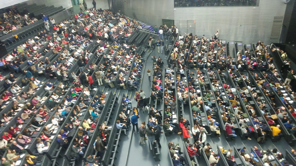 Mari Carmen Alemán, nuestra ganadora del sorteo con <a href="/MicrolibreProds/">Microlibre Prods</a> para ver a <a href="/jorgeblass/">Jorge Blass</a> en <a href="/fibesevilla/">Fibes Sevilla</a> el pasado día 4, posando con el #mago. ¡Felicidades y gracias por enviarnos imágenes de ese día inolvidable para ti! #salporsevilla