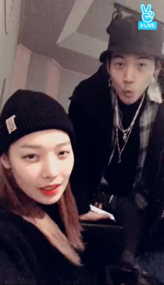cuteseph_'s tweet photo. bm made a short appearance in somin's vlive!! these two are really inseparable 😭💕 https://t.co/qyEUmGkHlO