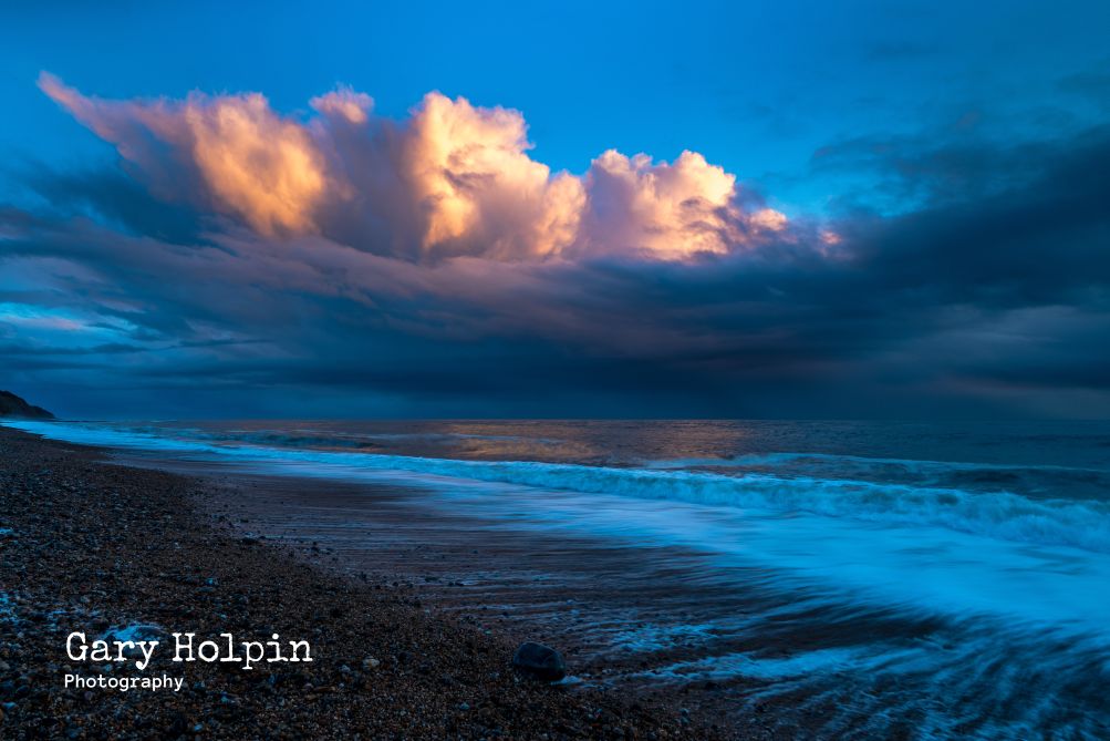 GaryHolpin's tweet image. Today's #dailyphoto is a #stormy winter #sunset on #Seaton #beach at the weekend
#Devon #wexmondays #NatureIsBeautiful @StormHour @DevonLife