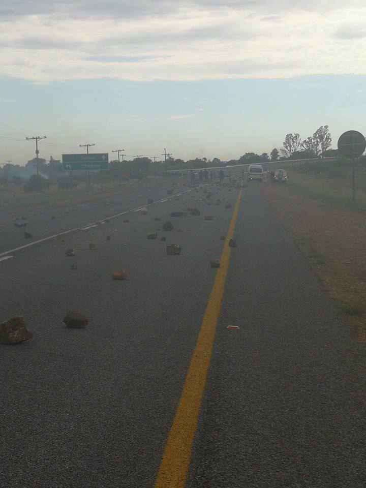 motswedingfm's tweet photo. Tsela ya R49 magareng ga Zeerust le Mahikeng ke tswetswe ka ntla ditshupetso mo borogong jwa Ottoshoop https://t.co/BFCM52JffV