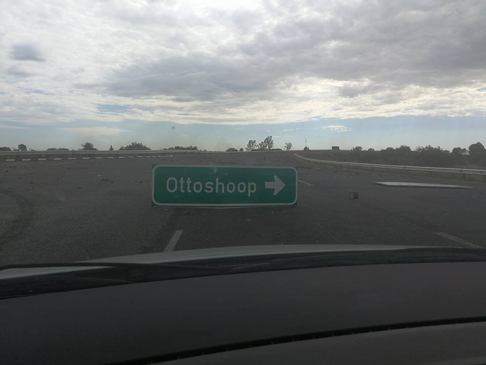 motswedingfm's tweet photo. Tsela ya R49 magareng ga Zeerust le Mahikeng ke tswetswe ka ntla ditshupetso mo borogong jwa Ottoshoop https://t.co/BFCM52JffV