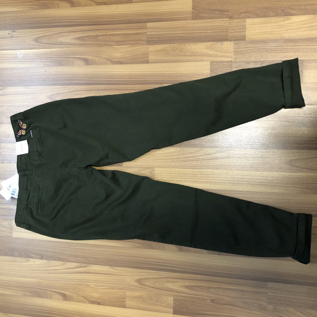 phenomeneon's tweet photo. anyone wanna buy Guess jeans size: US 27 i’m selling for $150 but willing to negotiate bc ya gurl desperate here (UP: $179) https://t.co/RyP7GYzQrg