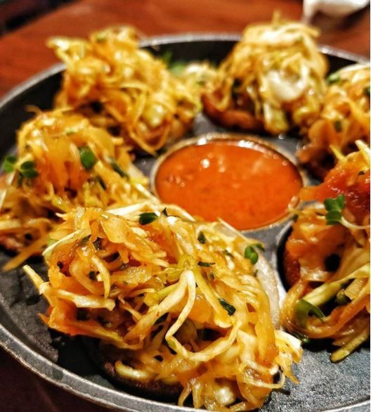 StreetsThatTalk's tweet photo. Kill your #Mondayblues with this gorgeousness...
Fried Dumplings topped with Raw Papaya Salad... sheer delight with perfect mix of crunchiness and tanginess.
At: Burma Burma India Cyberhub #Gurgaon
#TSGurgaon
📷: @khushboo_vv
DM/Tag/#Talkingstreet to get featured. https://t.co/Pahjyl6Y11