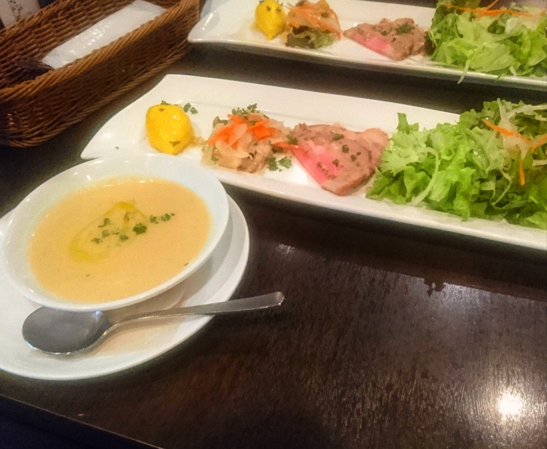 tane0406's tweet photo. 王子駅周辺カフェ

ここオススメです！
￥1,480ランチコース美味しかった(*^^*)
スープ
前菜
本日の一品(肉、魚、パスタ 選べる)
スイーツ
ドリンク

#カフェ巡り
#オススメ
#ランチ
#美味しい
#雰囲気いい
#お手頃
#満足 https://t.co/rWimQVw1Zf