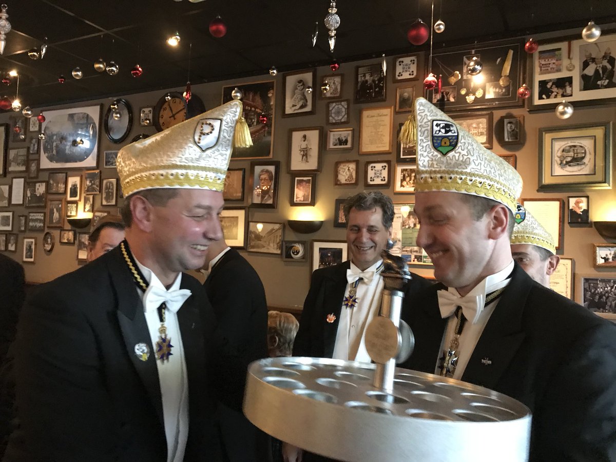 De nieuwe rol van bierdrager bij De Ald Prinse Kompeneej ging Frank gisteren goed af. Prins Paul was verheugd deze taak nu te kunnen overdragen aan een wederom waardig opvolger 😊😊😂 Een al jarenlange traditie binnen de APK .