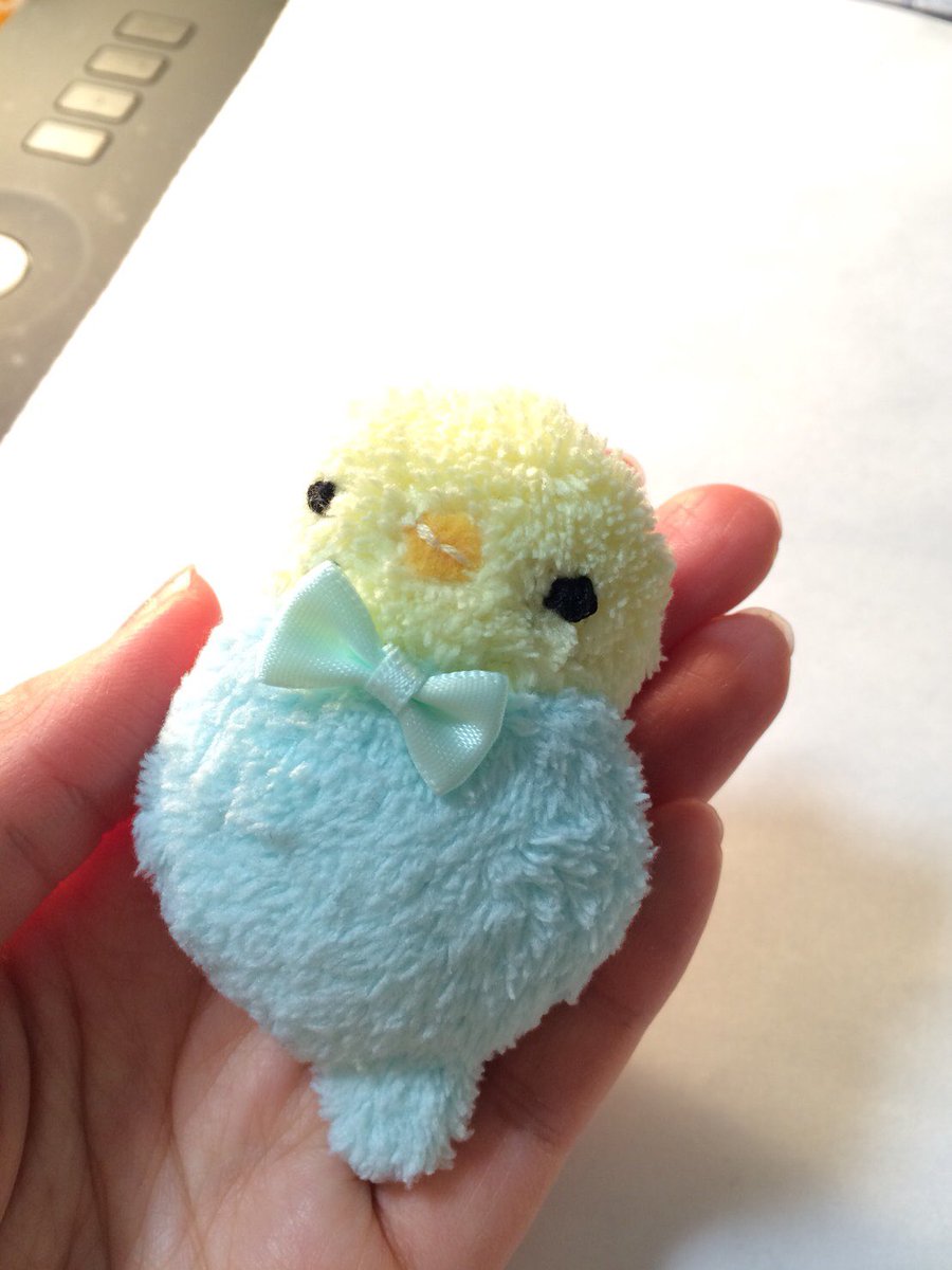 アトリエ2階は姉妹でコツコツ作っているので、品数が豊富です。
こちらは相方が作ったブローチ。ふわふわの生地でできています🐤
もちろん神戸行きです🐥
 #鳥フェス  #鳥フェス神戸  #神戸