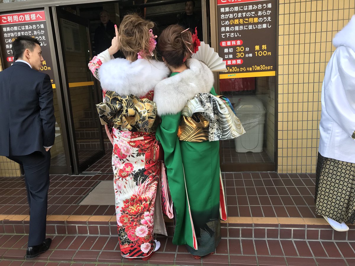 Sacchayo's tweet photo. 成人式で久々みんなに会えた🙌💓
外見変わってても、中身変わってなくて久しぶりやのに久しぶりじゃなかった😍😍

ほんで、ゆっちゃんがわざわざ花束と祝儀もって家の前現れてびっくりしました😳💘ありがとうっ😘

１週間ばー濃かった😊
文字で表せんくらい充充🖤🖤
みんなほんまにありがとう🐣💓 https://t.co/5D00R7s8NM