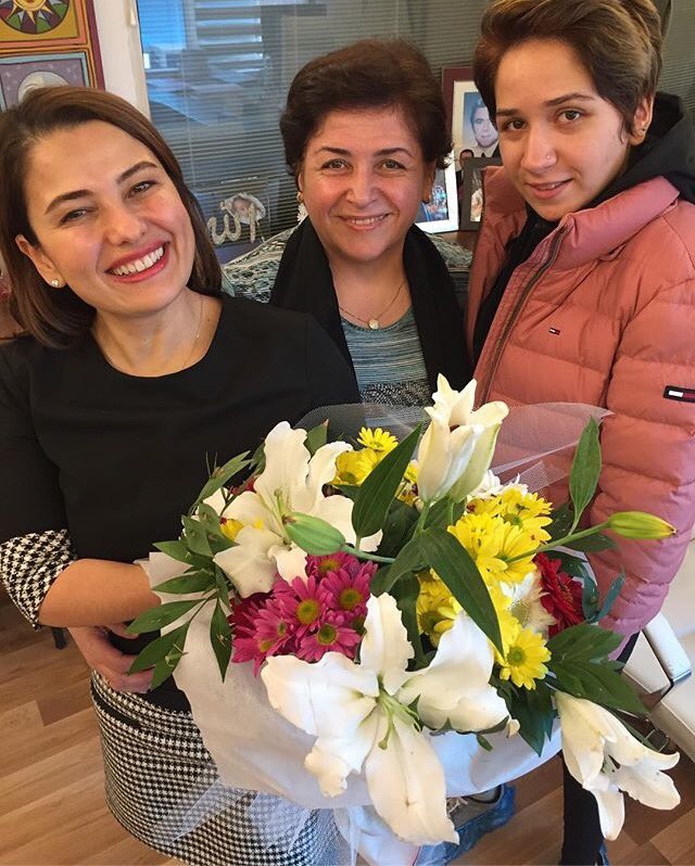 draycakaya's tweet photo. Ellerimde çiçekler.. Yanımda canlarımmm.. Karşında birden görürsennn... Sakın şaşırma😍😍😍 #kalicizayiflik #kiloverme #incelme #fitolma https://t.co/0xqUKaI30Z