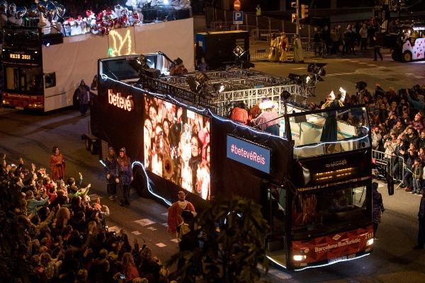 TMB_Barcelona's tweet photo. TMB va participar en la Cavalcada de Reis 2018, dedicada a la pau i la concòrdia #ReisBCN #HolaReis https://t.co/Svkeqkos6Q https://t.co/dRni5ylUfD