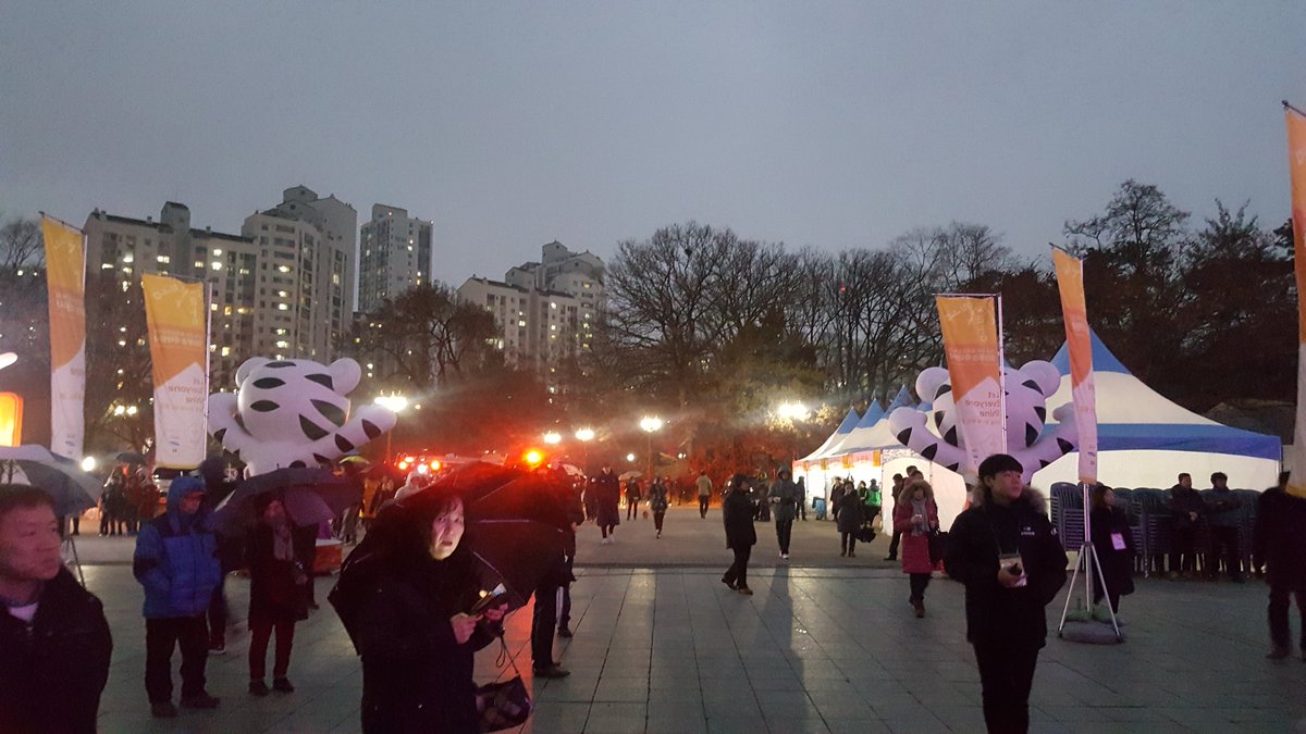 #성남시 분당중앙공원에서 2018년 평창동계올림픽 성화봉송 행사가 진행중입니다~