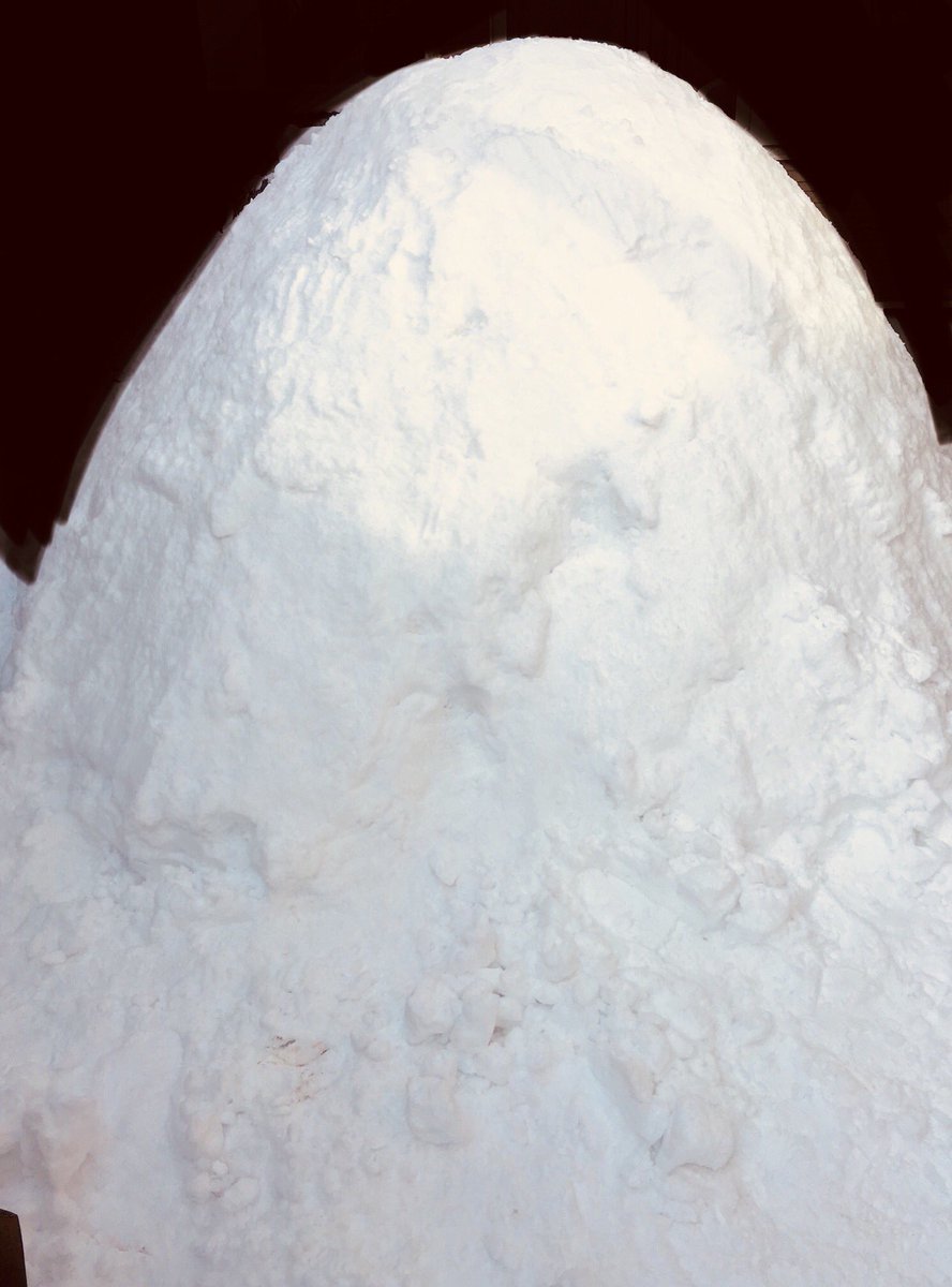 冬生まれ Twitterissa かまくらの作り方 おわり みかんを持ち込んで写真を撮ります 1枚目 その後雪が降って 朝起きたらこうなってます 2枚目 この様に 一度作ったかまくらは放っておいても勝手に大きくなります ですが入り口は小さくなっていくので 定期的