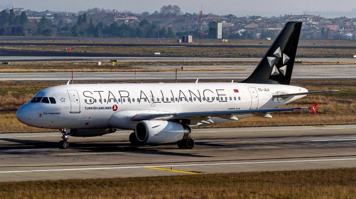 Türk Hava Yolları'nın Airbus A319 tipi TC-JLU tescilli uçağı Star Alliance boyaması ile kaplandı. 
[Fotoğraf Ömür Sadıkoğlu]