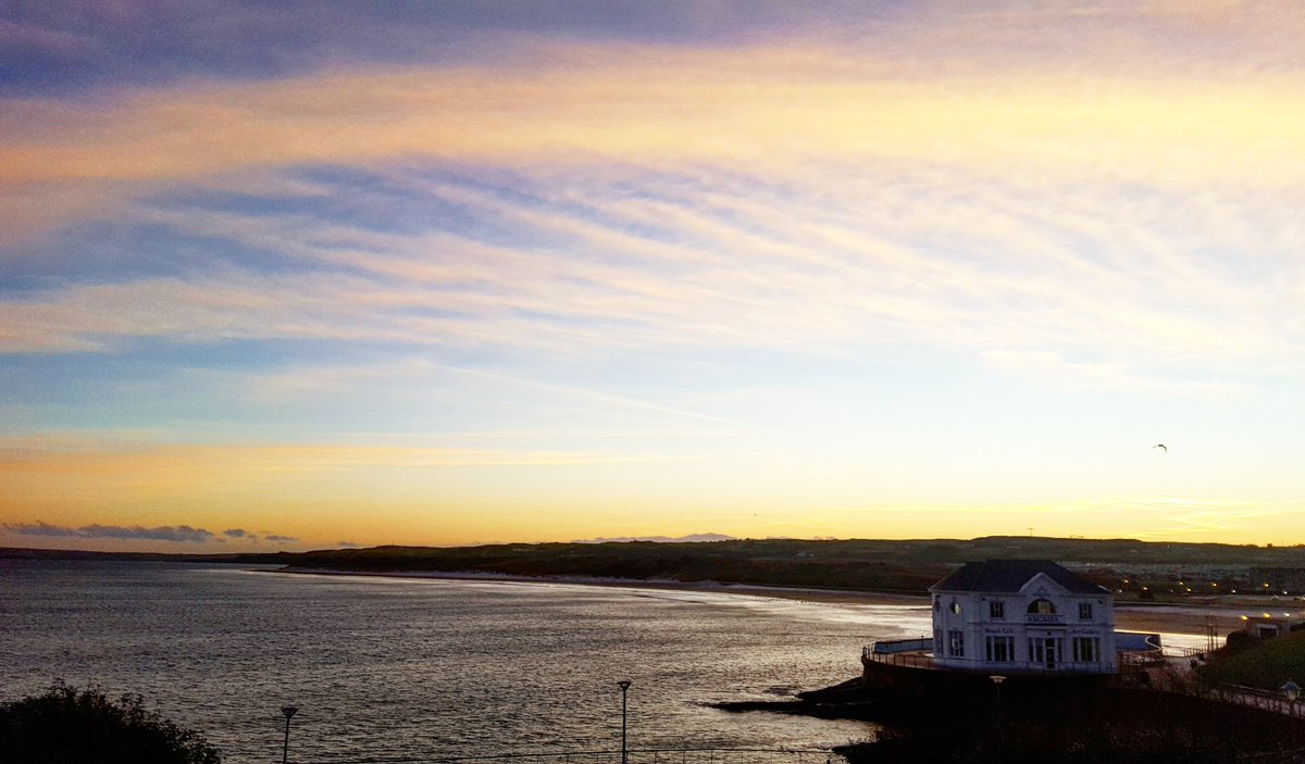 Big Sky - over East Strand. Beautiful day for a Stand up Paddle ❤⚓🤙🏄‍♀️
#northcoast #eaststrand #standuppaddle #sunrise #portrush #seascape #causewaycoast