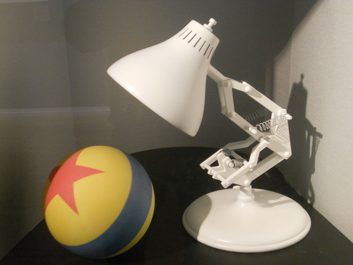 AgenciaMaldon's tweet photo. Que el logo de Pixar incluya una lámpara de escritorio no es algo casual, sino que tiene una bonita historia detrás y Steve Jobs tiene mucho que ver, aquí la tenéis: https://t.co/UMMHw5SHvN via @LaCriaturaCreat #diseño #animacion #logos https://t.co/q1j6weLuvB