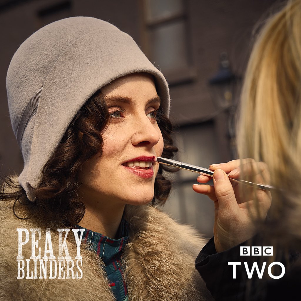 ThePeakyBlinder's tweet photo. Take a look at these behind the scenes shots from episode three of season four of #PeakyBlinders. Captured once again by the lens of @RobertViglasky https://t.co/maWNZbh4oM