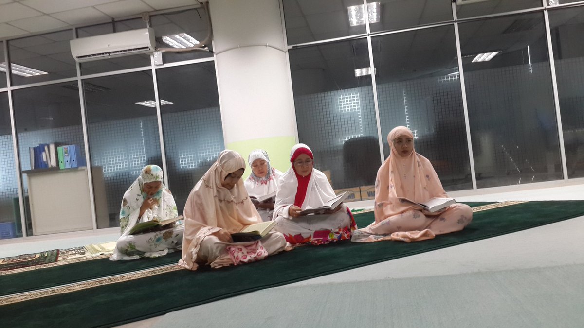 rizka_muchtar's tweet photo. Perdana kajian Tahsin Qur'an di musholla diikuti karyawan/ti Telkom Group Witel Jember. 
Semoga barokah utk pegawai/perusahaan/lingkungan. 
@WitelJember 
@TelkomIndonesia 
@_funtastic5_ 
@amienjr66
#olahruh 
#livingthetelkomwaywiteljember https://t.co/FQiBa0nAFf
